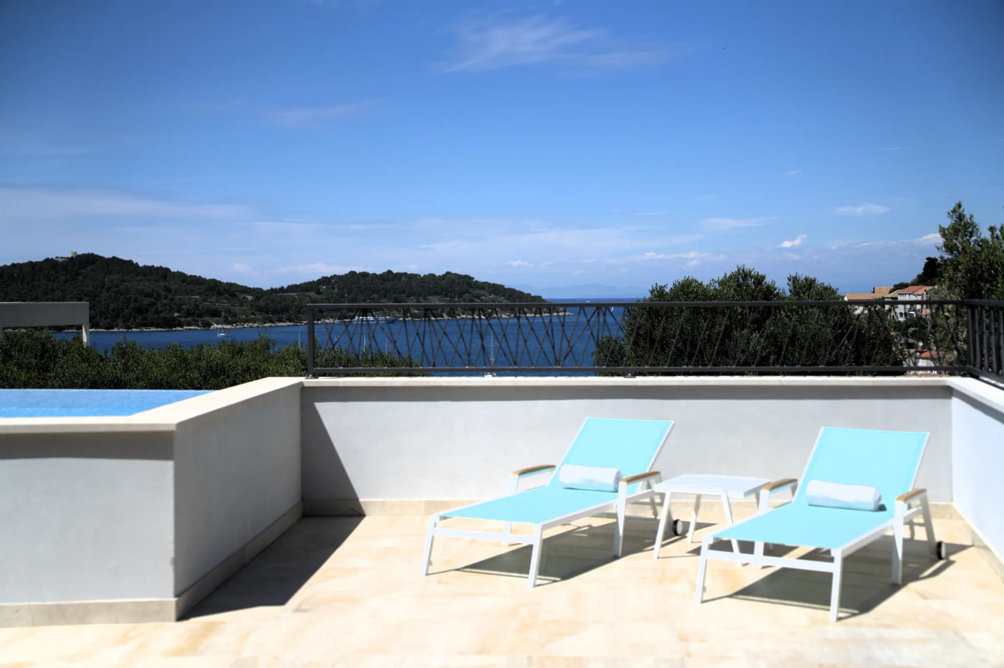 Bazen i pogled, Blue Villas, otok Vis
