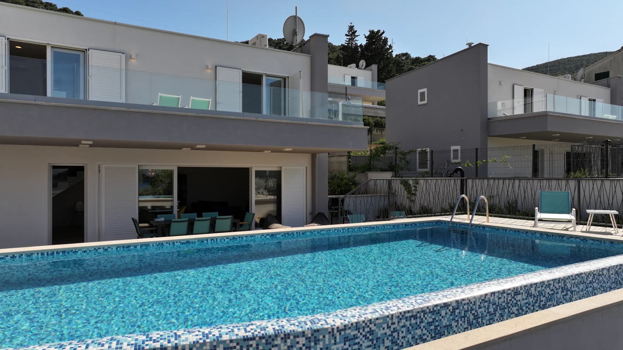 Iz zraka, Blue Villas, otok Vis