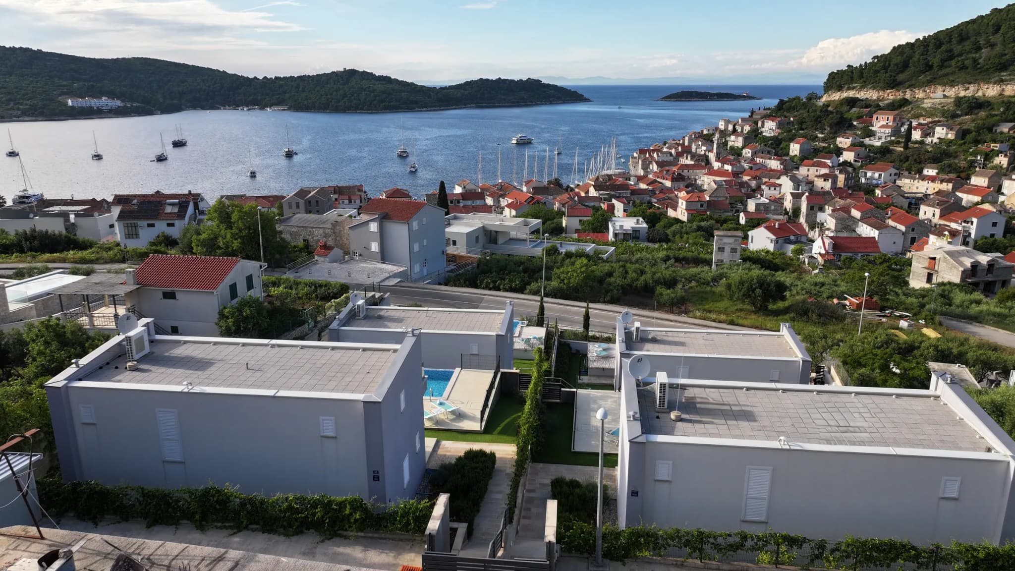Iz zraka, Blue Villas, otok Vis