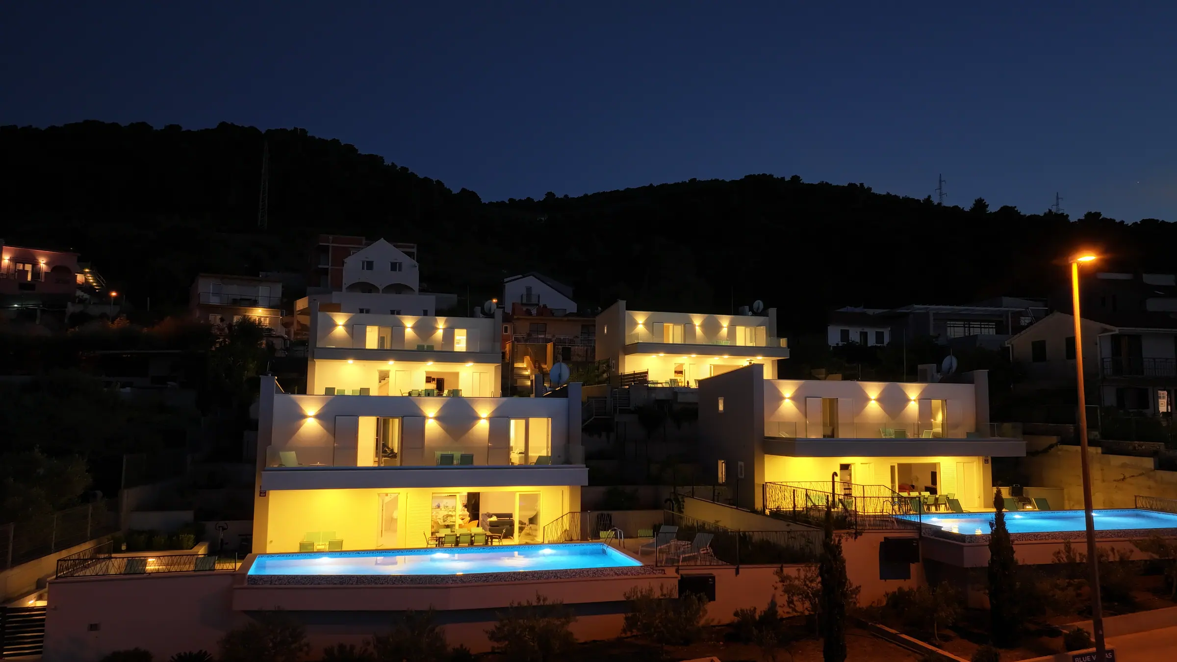 Iz zraka noću, Blue Villas, otok Vis